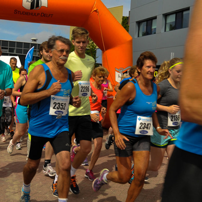 Foto van hardlopers van de gebouwenloop van Reinier de Graaf